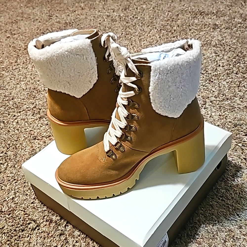 Women's Tan Lace-Up Boots with White Fur Lining